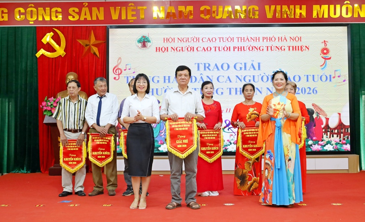 Sôi nổi Liên hoan tiếng hát dân ca Người cao tuổi phường Tùng Thiện năm 2026- Ảnh 4.