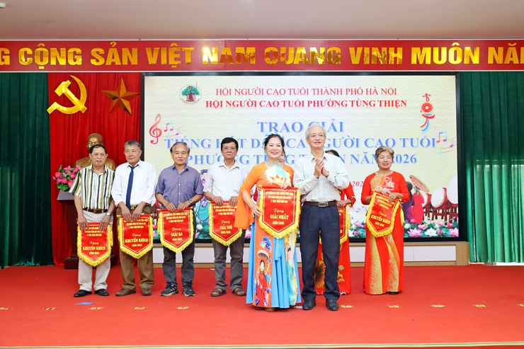 Sôi nổi Liên hoan tiếng hát dân ca Người cao tuổi phường Tùng Thiện năm 2026- Ảnh 3.