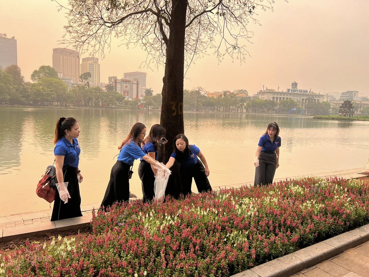 Tuổi trẻ phường Hoàn Kiếm ra quân đội hình “Vì Hoàn Kiếm xanh” chào mừng Đại hội đại biểu Hội LHTN Việt Nam phường Hoàn Kiếm lần thứ I- Ảnh 5.