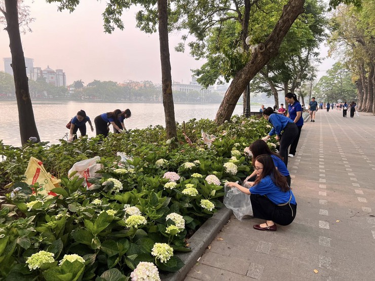 Tuổi trẻ phường Hoàn Kiếm ra quân đội hình “Vì Hoàn Kiếm xanh” chào mừng Đại hội đại biểu Hội LHTN Việt Nam phường Hoàn Kiếm lần thứ I- Ảnh 1.