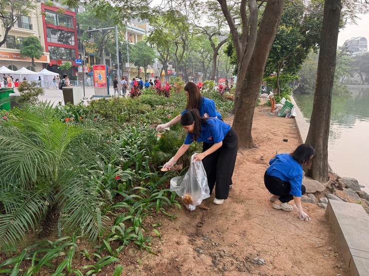 Tuổi trẻ phường Hoàn Kiếm ra quân đội hình “Vì Hoàn Kiếm xanh” chào mừng Đại hội đại biểu Hội LHTN Việt Nam phường Hoàn Kiếm lần thứ I- Ảnh 3.