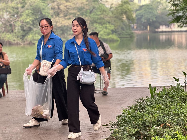 Tuổi trẻ phường Hoàn Kiếm ra quân đội hình “Vì Hoàn Kiếm xanh” chào mừng Đại hội đại biểu Hội LHTN Việt Nam phường Hoàn Kiếm lần thứ I- Ảnh 6.
