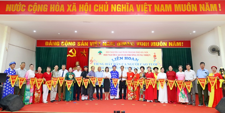 Sôi nổi Liên hoan tiếng hát dân ca Người cao tuổi phường Tùng Thiện năm 2026- Ảnh 8.