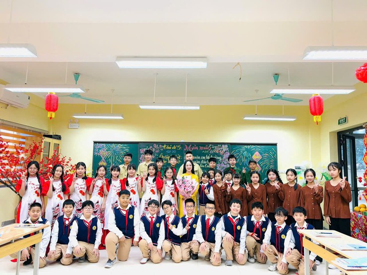 Tấm gương cá nhân tiêu biểu: Cô giáo Trịnh Hoàng Hoa - Người giữ lửa cho trường THCS Việt Hưng- Ảnh 1.