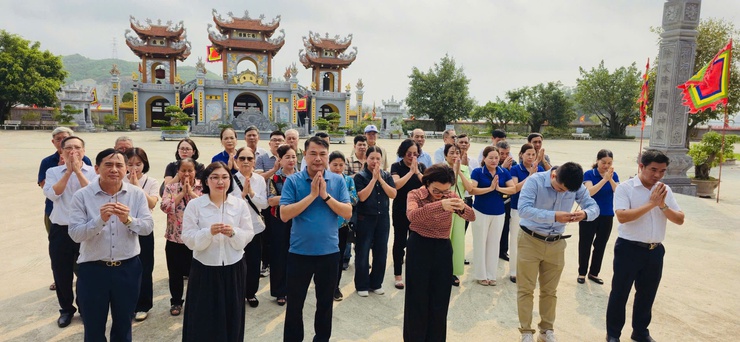 Ủy ban MTTQ Việt Nam phường Long Biên tổ chức chương trình về nguồn tuyên truyền biển, đảo quê hương tại Quảng Ninh- Ảnh 1. Ủy ban MTTQ Việt Nam phường Long Biên tổ chức chương trình về nguồn tuyên truyền biển, đảo quê hương tại Quảng Ninh- Ảnh 1.