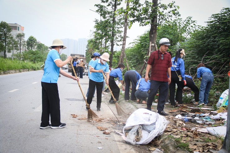 Phường Dương Nội kiểm tra, xử phạt 12 tổ chức và cá nhân vi phạm về bảo vệ môi trường- Ảnh 1.