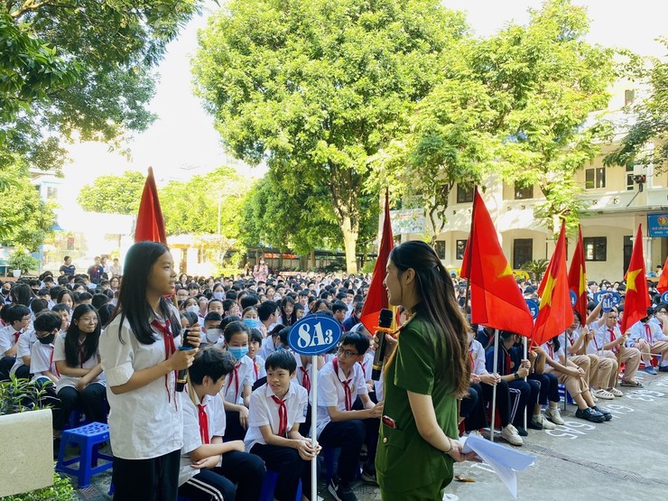 Tấm gương cá nhân tiêu biểu: Cô giáo Trịnh Hoàng Hoa - Người giữ lửa cho trường THCS Việt Hưng- Ảnh 4.