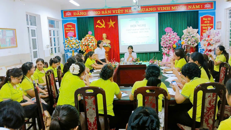 Cô giáo Hoàng Thị Phương – Người “Thuyền trưởng” của trường Mầm Non Giang Biên với những đột phá trong công tác lãnh đạo, chỉ đạo.- Ảnh 2.