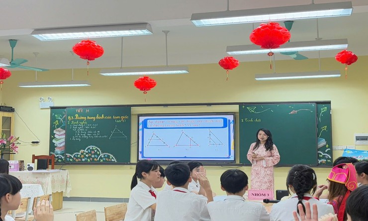 Tấm gương cá nhân tiêu biểu: Cô giáo Trịnh Hoàng Hoa - Người giữ lửa cho trường THCS Việt Hưng- Ảnh 3.