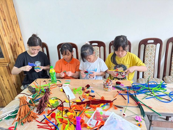 Cô giáo Mai Hương - người gieo Hy vọng cho trẻ em khiếm khuyết ở Việt Hưng.- Ảnh 3.