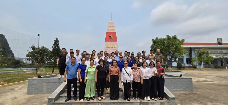 Ủy ban MTTQ Việt Nam phường Long Biên tổ chức chương trình về nguồn tuyên truyền biển, đảo quê hương tại Quảng Ninh- Ảnh 5.