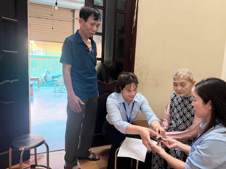 Hành trình tận tâm của tổ xung kích Hoài Đức đưa thủ tục hành chính tới với người cao tuổi- Ảnh 1.