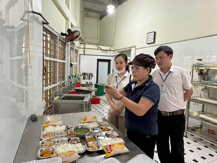 Ứng Thiên siết chặt kiểm tra bữa ăn bán trú, bảo đảm an toàn thực phẩm- Ảnh 3.