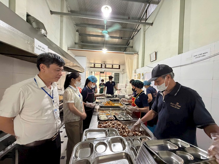 Ứng Thiên siết chặt kiểm tra bữa ăn bán trú, bảo đảm an toàn thực phẩm- Ảnh 1.
