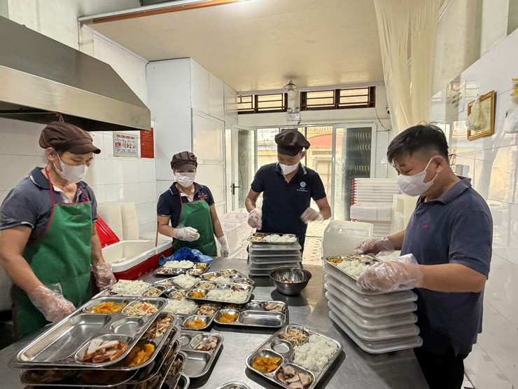Ứng Thiên siết chặt kiểm tra bữa ăn bán trú, bảo đảm an toàn thực phẩm- Ảnh 2.