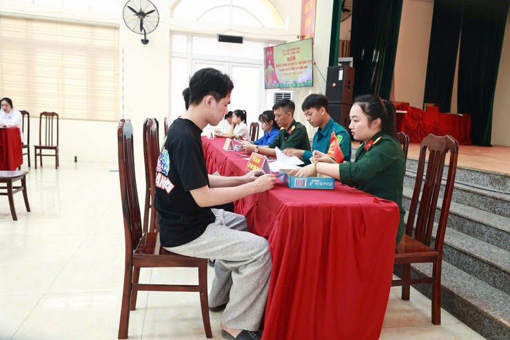 Hơn 400 công dân tuổi 17 xã Ứng Thiên tham gia đăng ký nghĩa vụ quân sự- Ảnh 5.