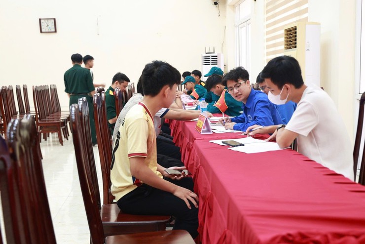 Hơn 400 công dân tuổi 17 xã Ứng Thiên tham gia đăng ký nghĩa vụ quân sự- Ảnh 4.