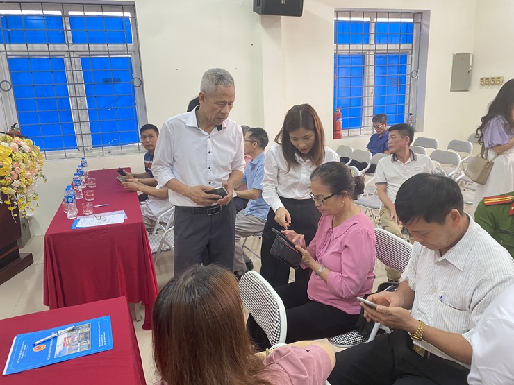 Phường Long Biên tổ chức Hội nghị làm điểm tuyên truyền, hướng dẫn tích hợp tài khoản an sinh xã hội trên ứng dụng VNeID; thực hiện thủ tục hành chính về BHXH, BHYT trên Cổng Dịch vụ công quốc gia- Ảnh 4.