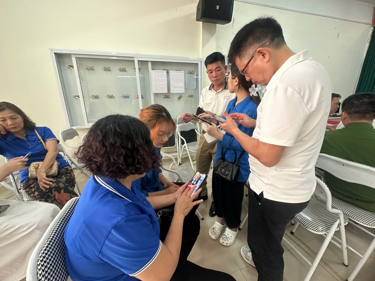 Phường Long Biên tổ chức Hội nghị làm điểm tuyên truyền, hướng dẫn tích hợp tài khoản an sinh xã hội trên ứng dụng VNeID; thực hiện thủ tục hành chính về BHXH, BHYT trên Cổng Dịch vụ công quốc gia- Ảnh 5.