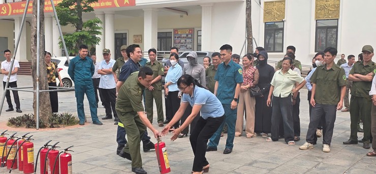 Nâng cao kỹ năng phòng cháy, chữa cháy cho người dân xã Hát Môn- Ảnh 5.