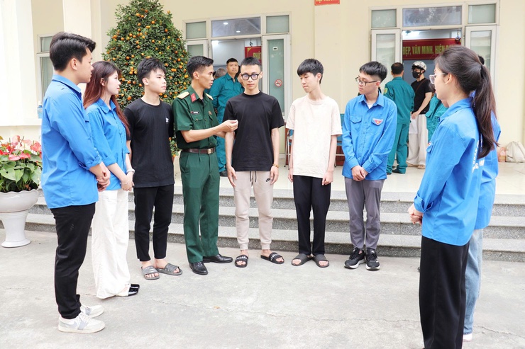 Hơn 1.000 thanh niên Kiến Hưng tham gia đăng ký nghĩa vụ quân sự lần đầu với công dân đủ 17 tuổi- Ảnh 9.