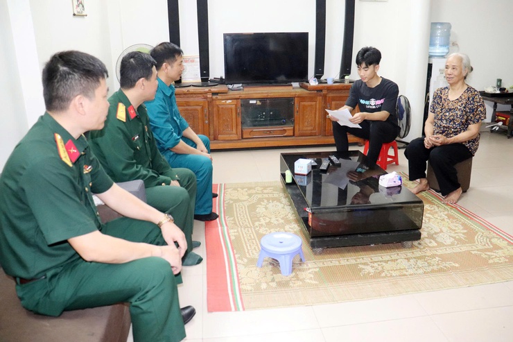 Hơn 1.000 thanh niên Kiến Hưng tham gia đăng ký nghĩa vụ quân sự lần đầu với công dân đủ 17 tuổi- Ảnh 1.