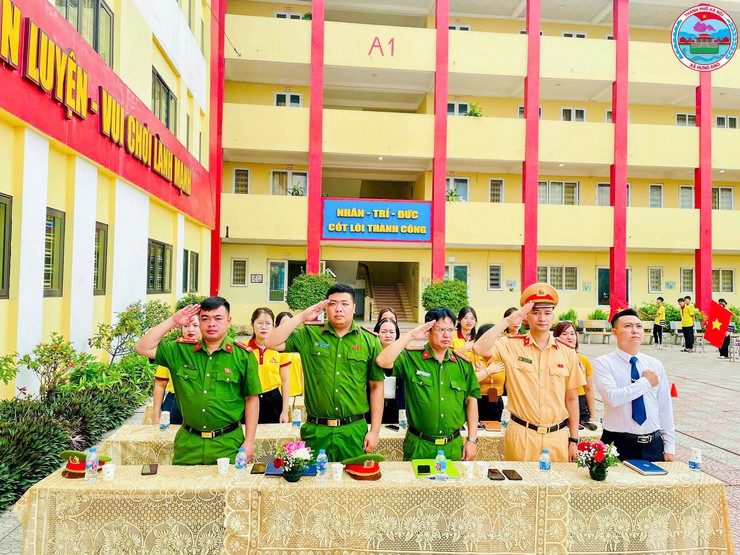 XÃ HƯNG ĐẠO TĂNG CƯỜNG TUYÊN TRUYỀN PHÁP LUẬT VỀ TRẬT TỰ, AN TOÀN GIAO THÔNG VÀ PHÒNG NGỪA TỘI PHẠM TRONG HỌC SINH- Ảnh 1.