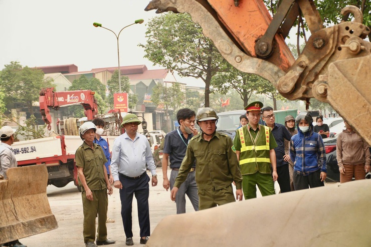 Xã Tây Phương tiếp tục ra quân chỉnh trang đô thị, nông thôn, xử lý chợ cóc và vi phạm trật tự công cộng- Ảnh 2.
