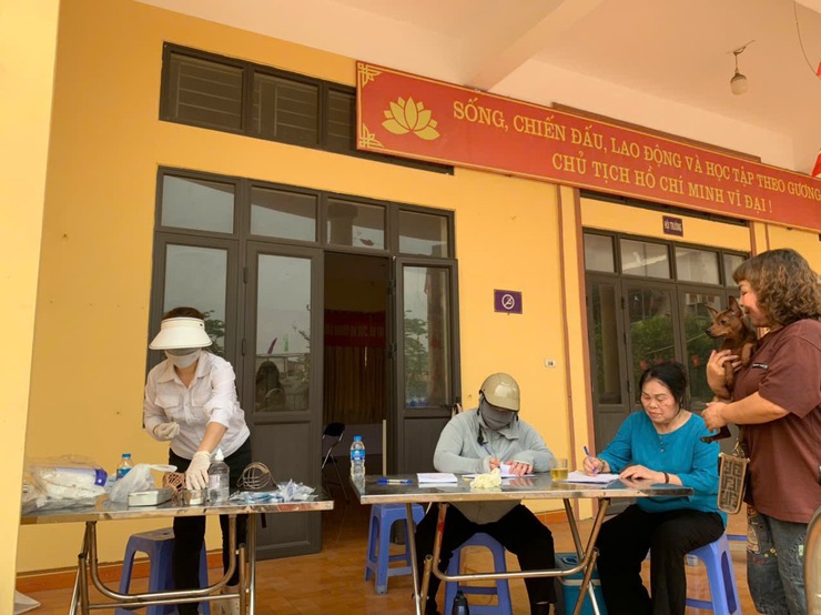 Trung tâm dịch vụ tổng hợp xã Đại Thanh triển khai tiêm phòng cho đàn chó mèo tại các thôn- Ảnh 1.