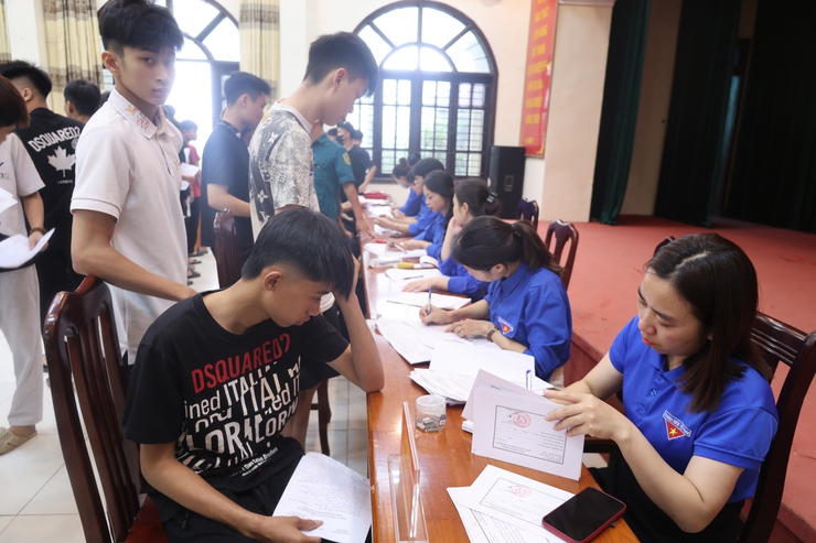 Xã Hòa Phú tổ chức đăng ký nghĩa vụ quân sự lần đầu đối với nam công dân đủ 17 tuổi; đăng ký nữ dân quân tự vệ năm 2026- Ảnh 3.