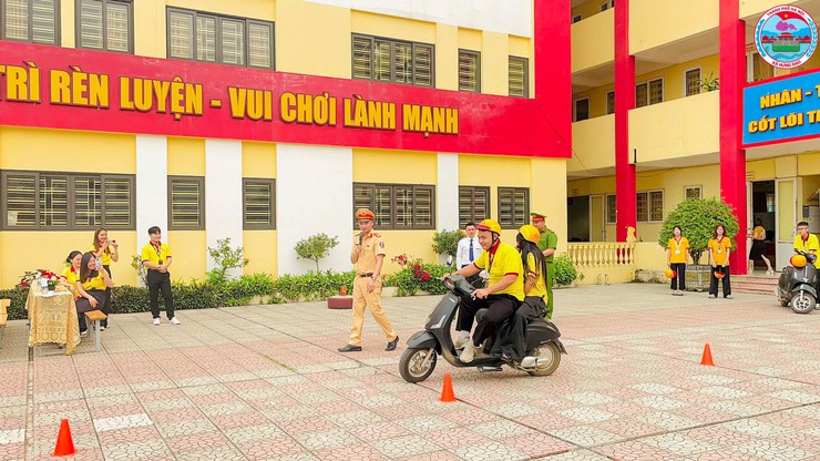 XÃ HƯNG ĐẠO TĂNG CƯỜNG TUYÊN TRUYỀN PHÁP LUẬT VỀ TRẬT TỰ, AN TOÀN GIAO THÔNG VÀ PHÒNG NGỪA TỘI PHẠM TRONG HỌC SINH- Ảnh 3.