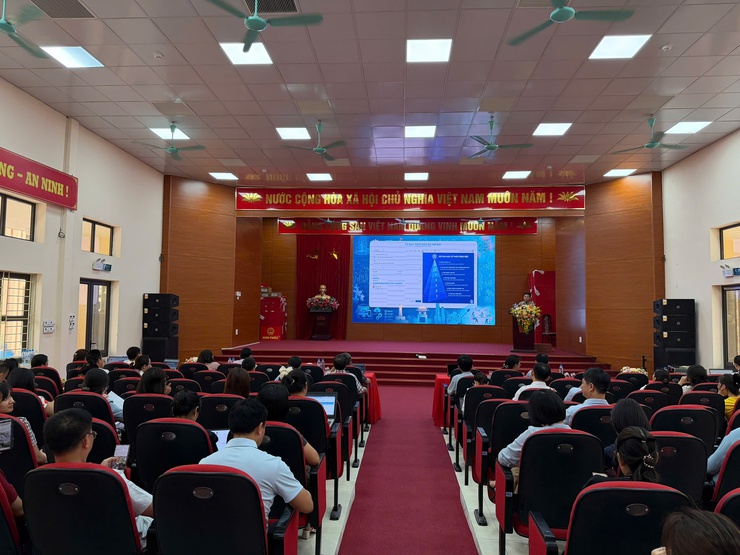 Xã Nội Bài đẩy mạnh chuyển đổi số, tập huấn nền tảng HanoiWork cho cán bộ, công chức- Ảnh 1.