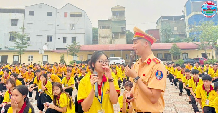 XÃ HƯNG ĐẠO TĂNG CƯỜNG TUYÊN TRUYỀN PHÁP LUẬT VỀ TRẬT TỰ, AN TOÀN GIAO THÔNG VÀ PHÒNG NGỪA TỘI PHẠM TRONG HỌC SINH- Ảnh 4.
