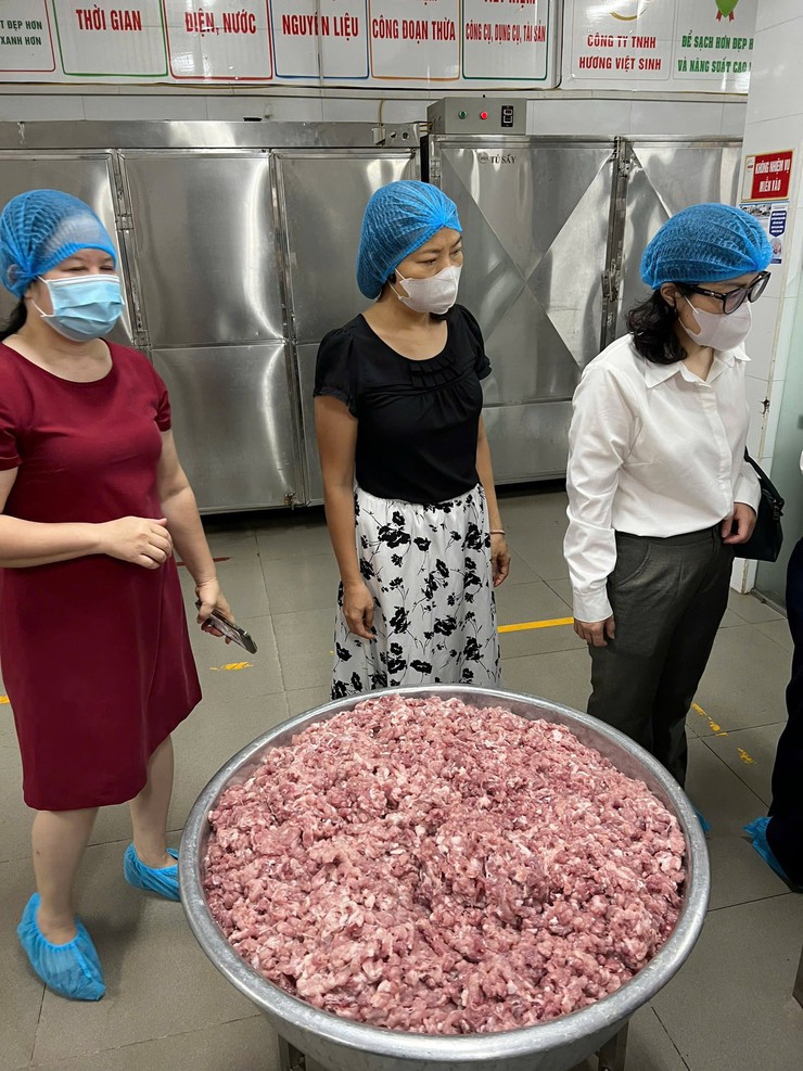 TĂNG CƯỜNG KIỂM TRA ĐỘT XUẤT CÔNG TÁC AN TOÀN THỰC PHẨM TẠI CÁC CƠ SỞ GIÁO DỤC CÓ BỮA ĂN BÁN TRÚ- Ảnh 2.