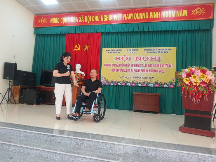 Trao tặng xe lăn cho người khuyết tật tại xã Ba Vì- Ảnh 1.
