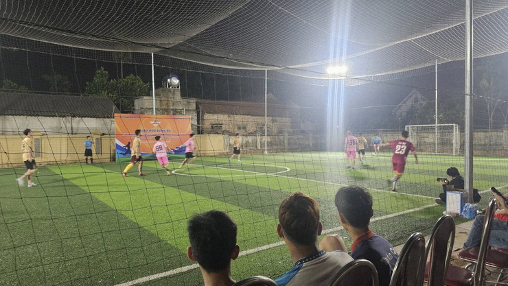 Lan tỏa tinh thần thể thao, kết nối từ trận cầu giao hữu giữa FC cơ quan xã Minh Châu và Câu lạc bộ Phóng viên Hà Nội.- Ảnh 4.