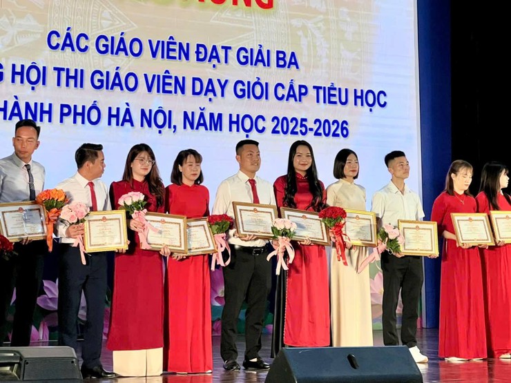 Cô giáo Nguyễn Thị Nga – giáo viên môn Giáo dục thể đạt Giải Ba tại Hội thi Giáo viên dạy giỏi cấp Tiểu học thành phố Hà Nội- Ảnh 1.