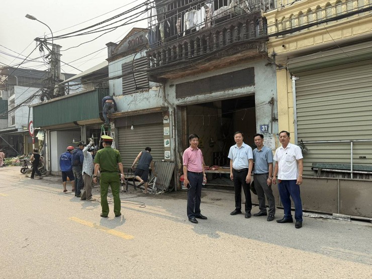 Xã Chương Dương ra quân xử lý vi phạm trật tự đô thị trên địa bàn- Ảnh 2.