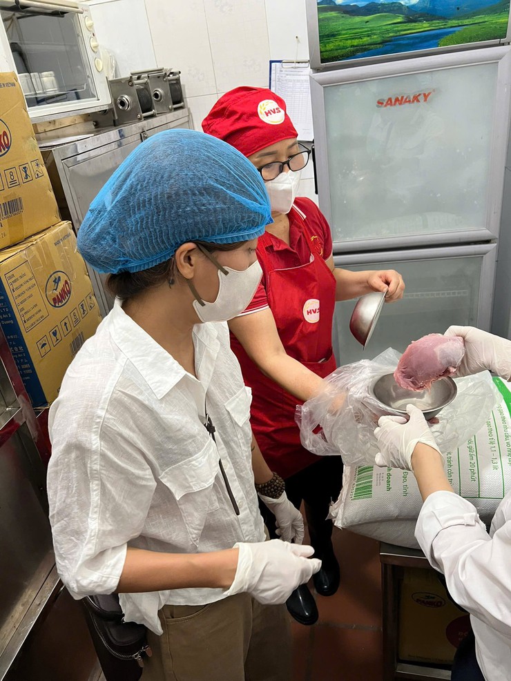 TĂNG CƯỜNG KIỂM TRA ĐỘT XUẤT CÔNG TÁC AN TOÀN THỰC PHẨM TẠI CÁC CƠ SỞ GIÁO DỤC CÓ BỮA ĂN BÁN TRÚ- Ảnh 5.