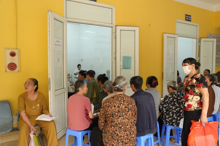 KHÁM, SÀNG LỌC SỨC KHỎE MIỄN PHÍ CHO NGƯỜI DÂN TẠI ĐIỂM Y TẾ THANH MAI- Ảnh 1.