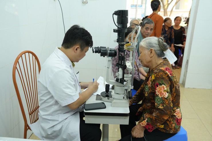 KHÁM, SÀNG LỌC SỨC KHỎE MIỄN PHÍ CHO NGƯỜI DÂN TẠI ĐIỂM Y TẾ THANH MAI- Ảnh 5.