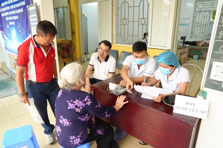 KHÁM, SÀNG LỌC SỨC KHỎE MIỄN PHÍ CHO NGƯỜI DÂN TẠI ĐIỂM Y TẾ THANH MAI- Ảnh 6.