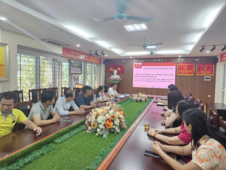 Đảng ủy phường Việt Hừng tổ chức tiếp sóng Hội nghị toàn quốc nghiên cứu, học tập, quán triệt Nghị quyết Trung ương lần thứ hai khóa XIV.- Ảnh 4.