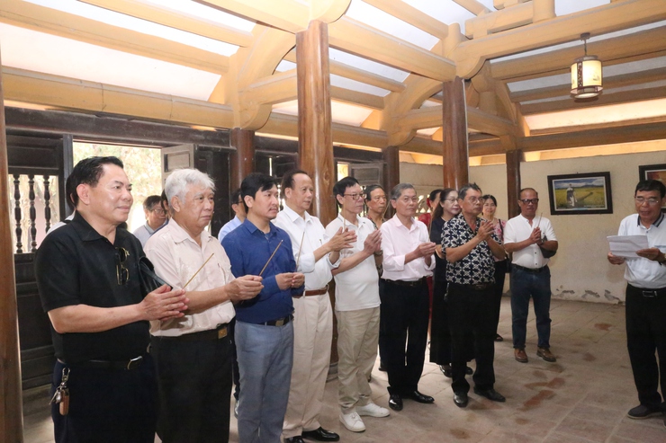 LAN TỎA HƯƠNG SẮC THI CA ĐẦU XUÂN TẠI KHU DI TÍCH LĂNG TẢN ĐÀ: RA MẮT TẬP THƠ "PHÙ VÂN"- Ảnh 3.