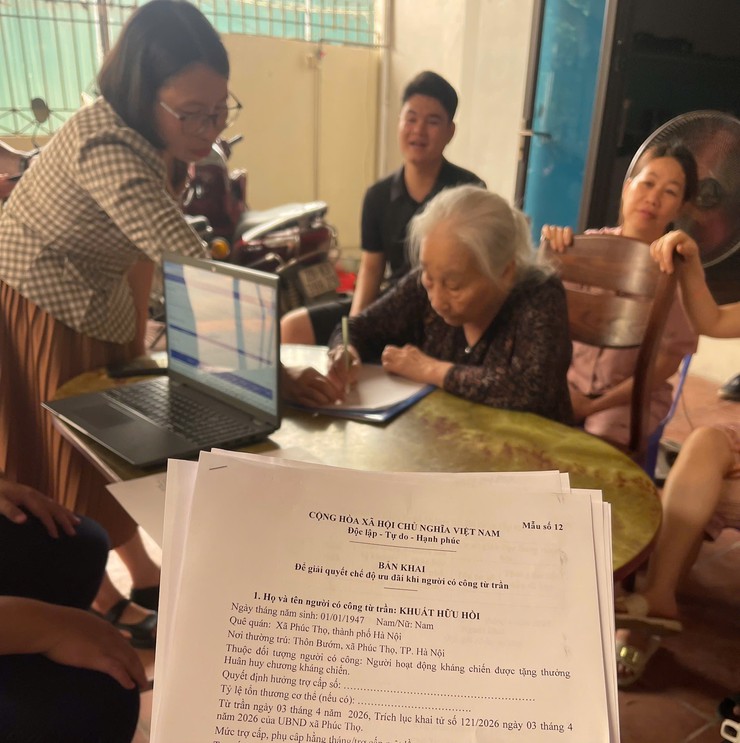 Phúc Thọ triển khai hỗ trợ giải quyết thủ tục hành chính tại nhà cho người dân yếu thế- Ảnh 2.