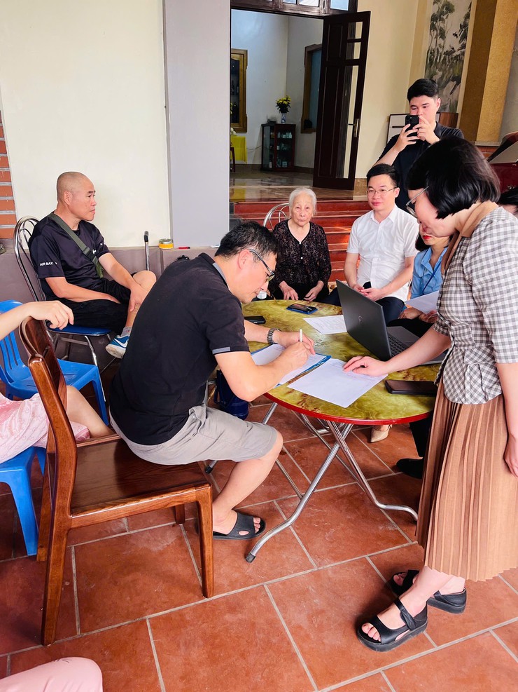 Phúc Thọ triển khai hỗ trợ giải quyết thủ tục hành chính tại nhà cho người dân yếu thế- Ảnh 3.