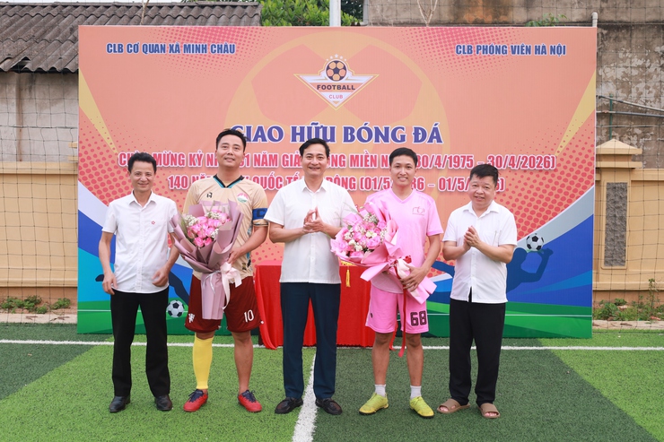 Lan tỏa tinh thần thể thao, kết nối từ trận cầu giao hữu giữa FC cơ quan xã Minh Châu và Câu lạc bộ Phóng viên Hà Nội.- Ảnh 1.
