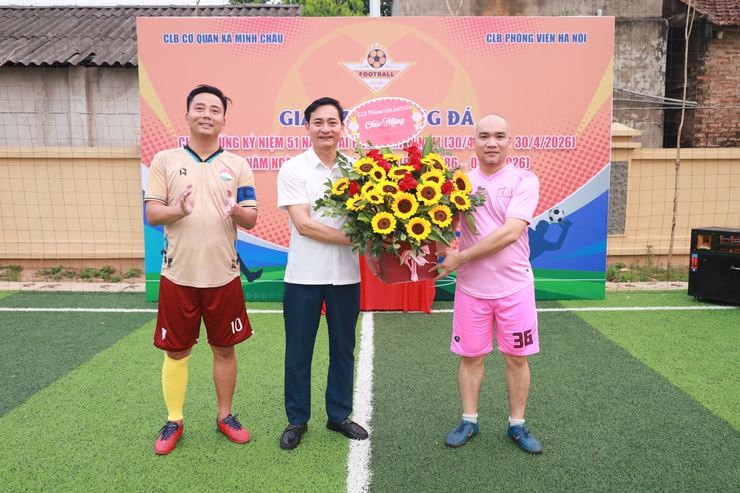Lan tỏa tinh thần thể thao, kết nối từ trận cầu giao hữu giữa FC cơ quan xã Minh Châu và Câu lạc bộ Phóng viên Hà Nội.- Ảnh 2.