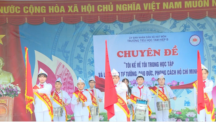 Chào cờ đầu tuần, kể chuyện "Tôi kể về tôi trong học tập và làm theo tư tưởng, đạo đức, phong cách Hồ Chí Minh"- Ảnh 1.