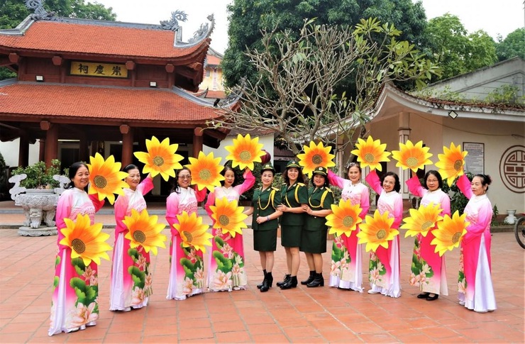 Phường Tây Hồ: Liên hoan tiếng hát dân ca Người cao tuổi – Tiếng hát “tuổi vàng” khơi dậy tinh thần sống đẹp.- Ảnh 1.